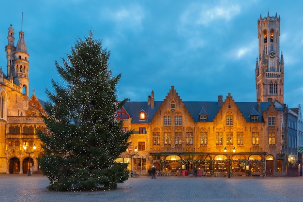 Scenic cityscape con la pittoresca notte medievale di Natale Burg Square a Bruges, Belgio