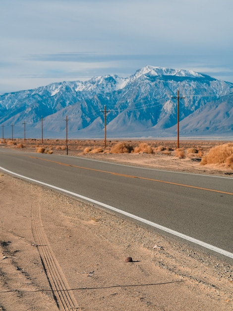 Scenic strada vuota nel deserto della Death Valley negli Stati Uniti