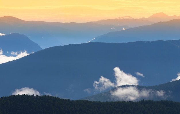 Scenic sunrise in montagna