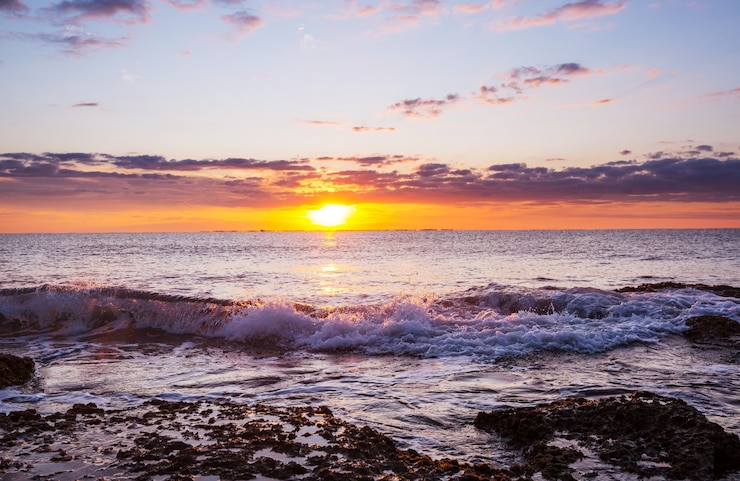 Foto scenic tramonto colorato in riva al mare.