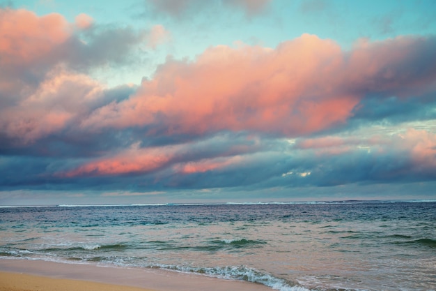 Scenic tramonto colorato in riva al mare.