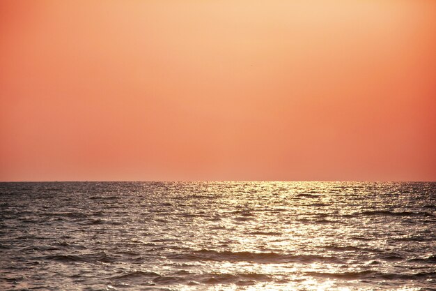 Scenic tramonto colorato in riva al mare.