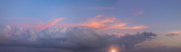 Scenico panoramico del tramonto sulle isole dei Caraibi con un romantico cielo colorato al tramonto sull'orizzonte