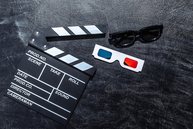 Scheda di valvola di film e occhiali 3d sulla lavagna di gesso. Industria cinematografica, intrattenimento