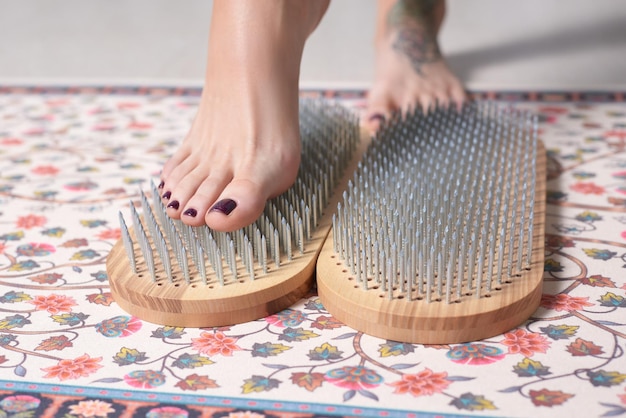 Scheda immagine di Sadhu e gambe femminili Concetto di yoga Pratiche spirituali Chiodatura