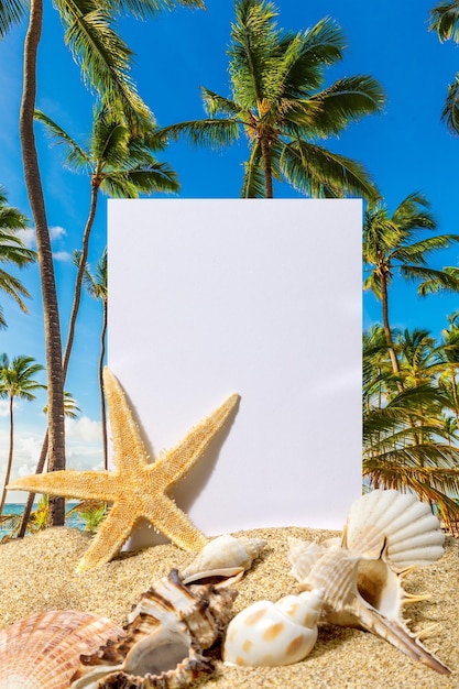 Scheda in bianco sulla spiaggia di sabbia tropicale