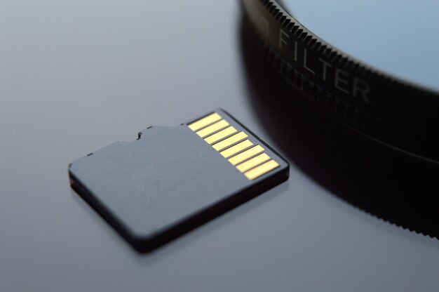 Scheda Micro SD per l'utilizzo nella tecnologia foto e video. micro sd si trova sul filtro dell'obiettivo. avvicinamento.