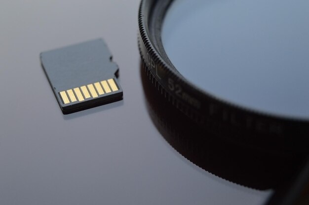 Scheda Micro SD per l'utilizzo nella tecnologia foto e video. micro sd si trova sul filtro dell'obiettivo. avvicinamento.