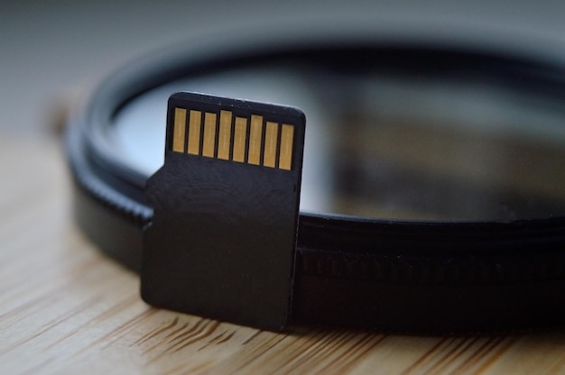 Scheda Micro SD per l'utilizzo nella tecnologia foto e video. micro sd si trova sul filtro dell'obiettivo. avvicinamento.