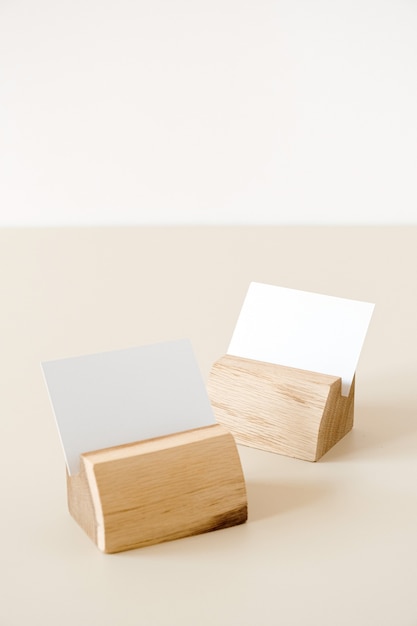 Schede del foglio di carta in bianco con lo spazio della copia nei titolari della carta sul beige
