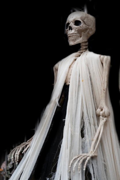 Scheletro umano di Halloween con copia spazio su sfondo nero