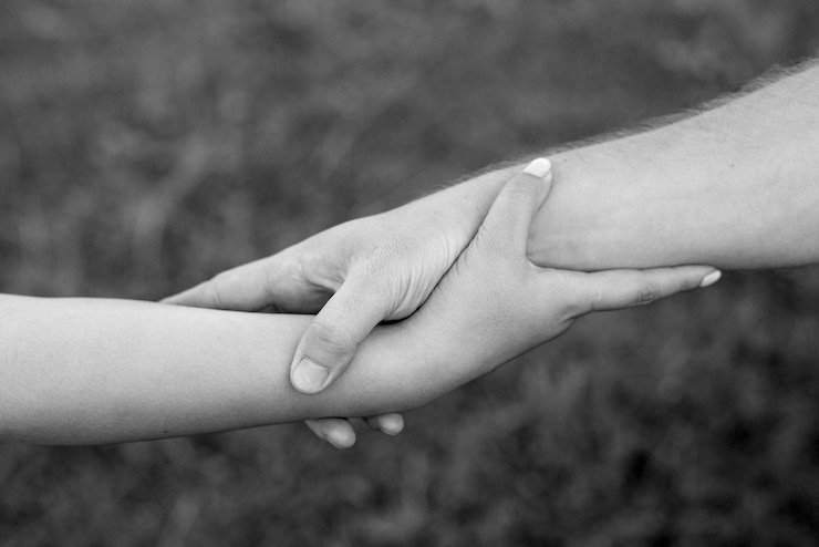 Foto schema di stretta di mano e distanziamento in psicologia e scienza del linguaggio del corpo