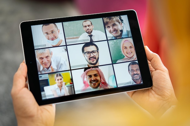 Schermata della conferenza di lavoro online nelle mani nuova normalità