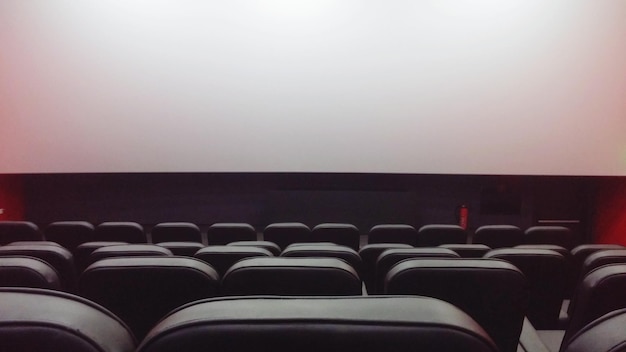 Schermata di proiezione in un cinema vuoto