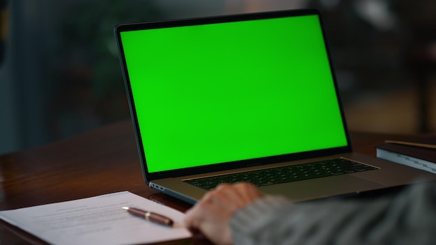 Schermata verde computer portatile closeup uomo anziano sconosciuto che fa una videoconferenza a chroma key schermo portatile a casa vecchio irriconoscibile che fa una conferenza al modello di computer portatile