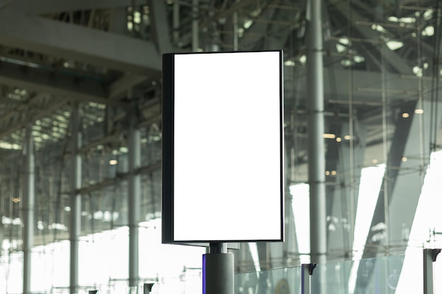 Schermata vuota pubblicizza mockup nel terminal dell'aeroporto. Visualizzazione per cartellone pubblicitario nell'edificio. Modello multimediale per poster.