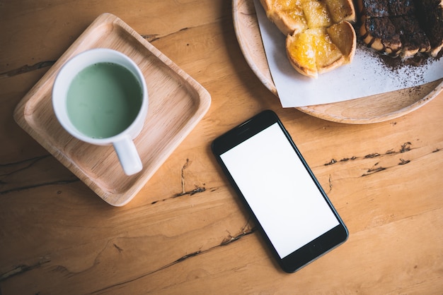 schermo bianco vuoto o schermo isolato di smartphone nel negozio di caffè.