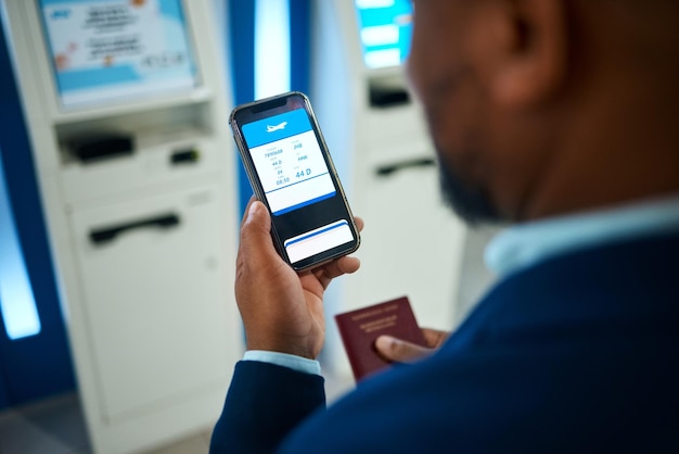 Schermo del telefono dell'aeroporto e mani per la prenotazione online informazioni sull'orario dei biglietti e tempo di viaggio su fintech Data registrazione del volo sul sito web e business black man sull'app mobile e commerce ux o ui