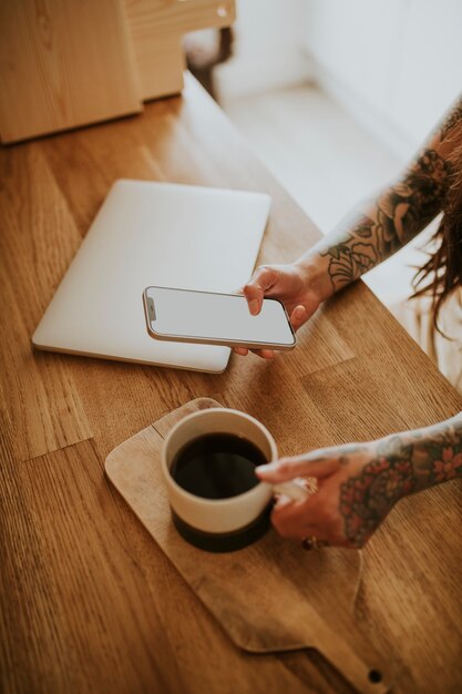 Schermo del telefono vuoto e concetto di lavoro da casa