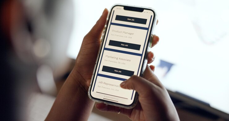 Foto schermo dello smartphone per la ricerca di lavoro e sito web di reclutamento pratico che stiamo assumendo o software per le risorse umane sull'app mobile ux design marketing delle risorse umane o pubblicità per la carriera tecnologia del motore di ricerca seo