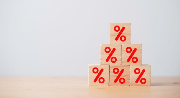 Schermo di stampa percentuale rosso su blocchi di legno impilati per il rating di interesse e il concetto di classifica finanziaria