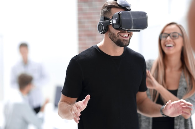 Schermo digitale con i giovani che utilizzano un visore per realtà virtuale