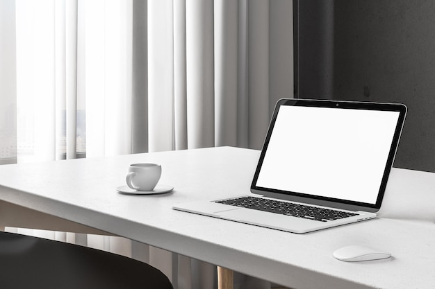 Schermo portatile vuoto in freelance