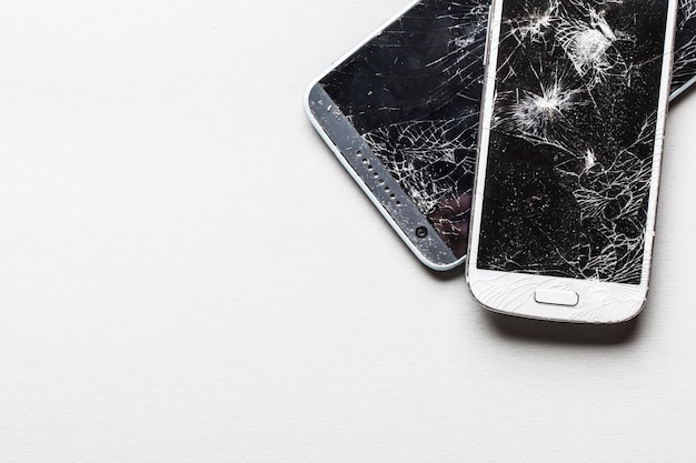 Schermo rotto in frantumi di uno smartphone mobile