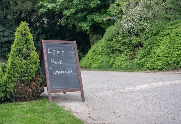 Scherzo del cartello che dice birra gratis domani