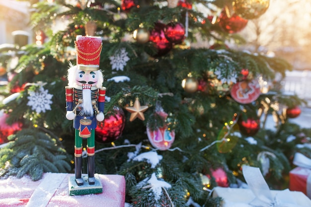 Schiaccianoci al mercatino di Natale in inverno Mosca, Russia. Decorazione di avvento e abete con regali di artigianato sul bazar. Vacanze di Natale in Europa. Decorazioni natalizie sulla strada della città