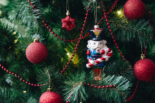 Schiaccianoci. Decorazioni natalizie sull'albero.