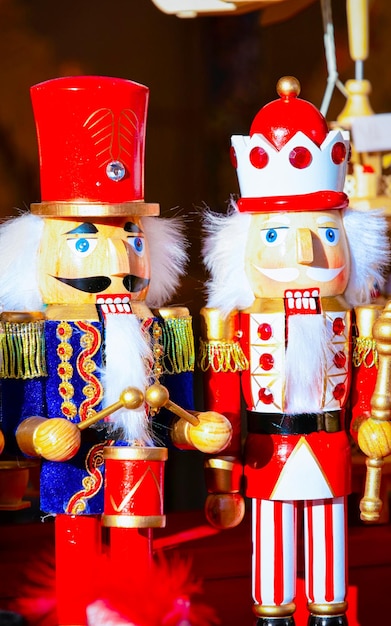 Schiaccianoci in legno decorazioni per l'albero di Natale sul mercatino di Natale al Gendarmenmarkt in inverno a Berlino, Germania. Schiaccianoci di legno giocattoli alla Fiera dell'Avvento e bancarelle con oggetti di artigianato in Bazaar.