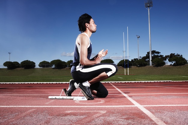 Schiarire la mente prima di una gara Un giovane atleta si prepara a iniziare una gara