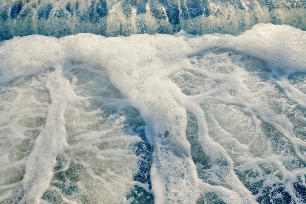 Schiuma d'acqua dalla cascata per lo sfondo