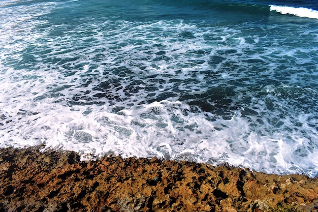 schiuma di mare dalle onde