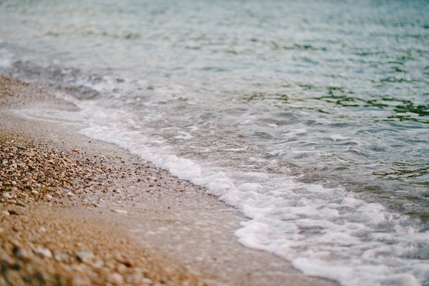 Schiuma di mare sulla sabbia sulla spiaggia