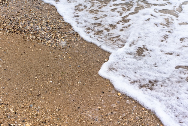 Schiuma di onde del mare color sabbia oro