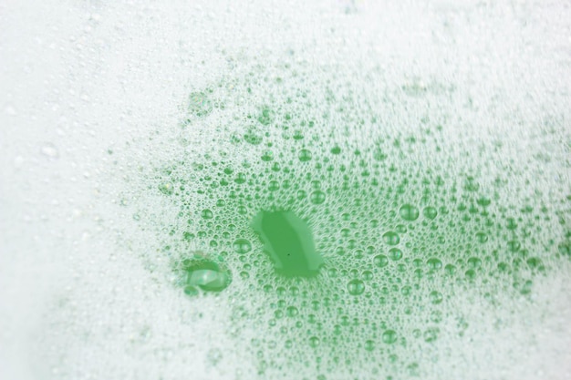 Schiuma di sapone Schiuma in una bacinella verde Acqua con schiuma