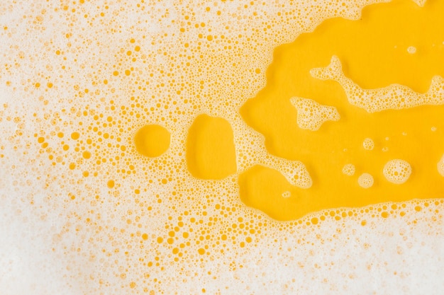 Schiuma di sapone su fondo giallo