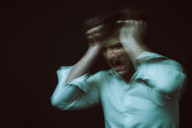 Schizofrenico ritratto sfocato astratto di un uomo con disturbi mentali e malattie mentali