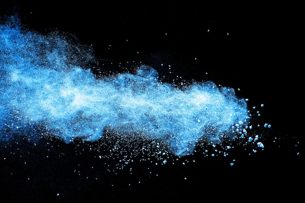 Schizzi bizzarri di spruzzi di particelle di polvere blu.