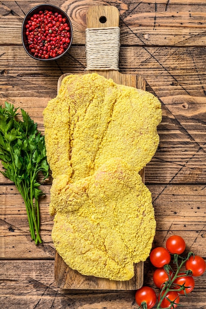 Schnitzel di Weiner impanato con pollo crudo.