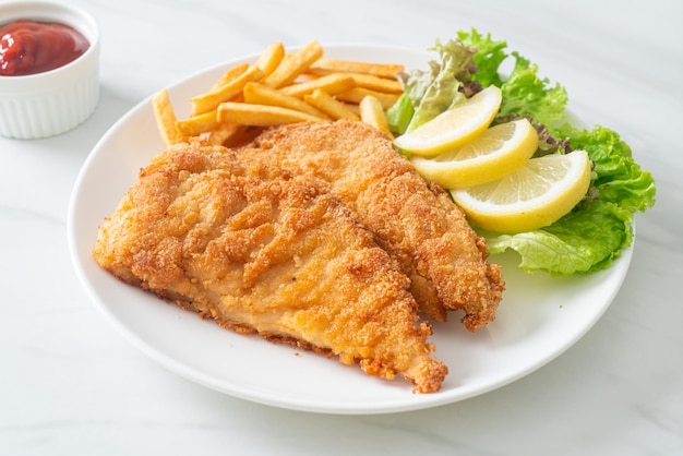 Schnitzel impanato fatto in casa con patatine fritte - Pollo fritto con patatine fritte - Stile alimentare europeo