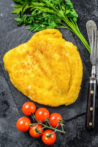 Schnitzel tedesco impanato fatto in casa.