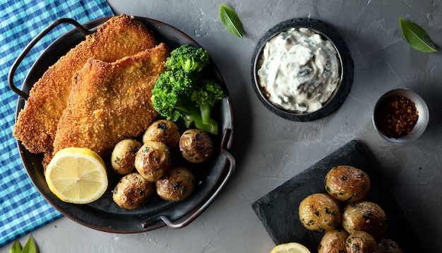 Schnitzel - tradizionale carne impanata austriaca (tedesca) con patate, salsa e spezie