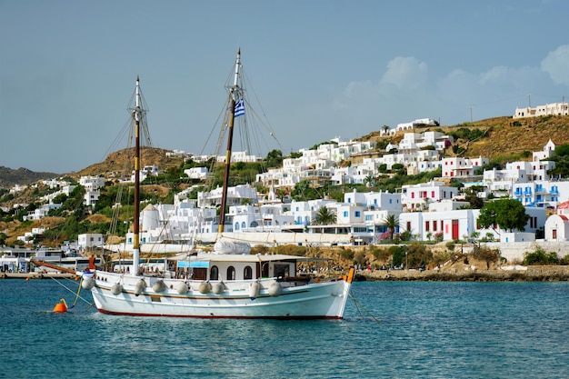 Schooner ormeggiato nel porto dell'isola di Mykonos, in Grecia