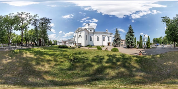 SCHUCHIN BIELORUSSIA MAGGIO 2019 Panorama completo senza soluzione di continuità Vista ad angolo di 360 gradi nella città vecchia con bella architettura decorativa in stile medievale chiesa in proiezione sferica equirettangolare contenuto vr