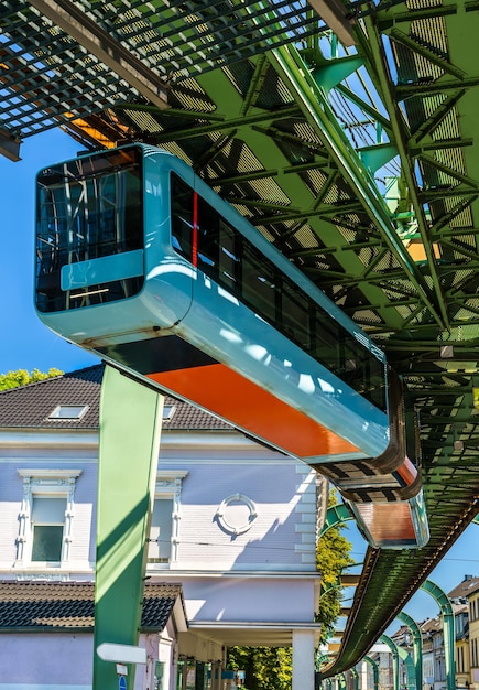 Schwebebahn una ferrovia sospesa a Wuppertal in Germania