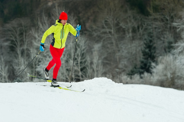 Sci di pratica della giovane donna sulla montagna