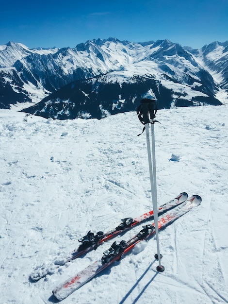 Sci e pali nella neve contro il cielo